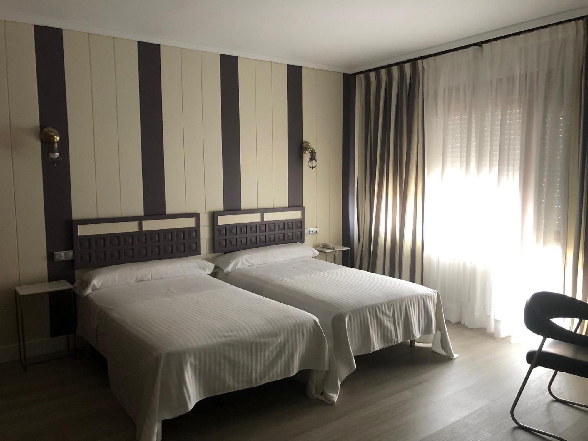 Hotel Marques De Santillana ตอร์เรลาเบกา ภายนอก รูปภาพ