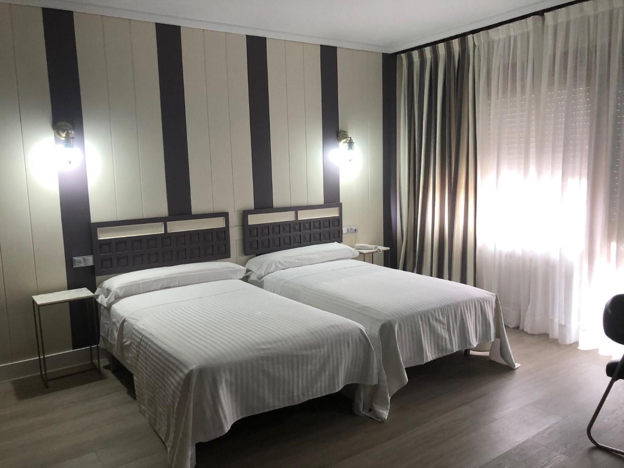 Hotel Marques De Santillana ตอร์เรลาเบกา ภายนอก รูปภาพ